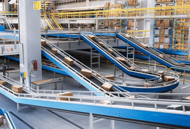 Incline conveyor moving products between elevations