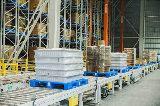 Powered roller pallet conveyor for heavy palletized loads