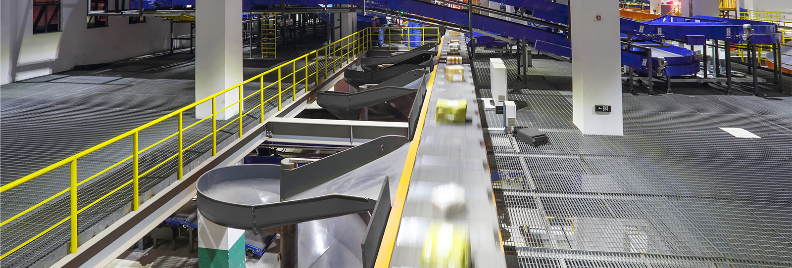 Parcel conveyor system supporting sorting and distribution